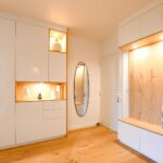 Entrée sur mesure avec placards laqués blancs et niches en bois, rénovation à Annecy-le-Vieux