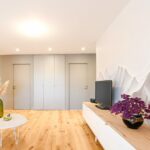 Séjour avec meuble TV sur mesure et fresque murale montagne, rénovation à Annecy-le-Vieux