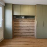 Dressing sur mesure bois et vert avec penderie et rangements, aménagement à Sévrier
