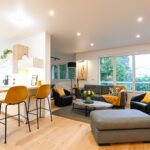 Séjour ouvert sur cuisine avec îlot central lumineux, appartement rénové à Annecy-le-Vieux