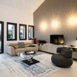 Salon lumineux avec baies vitrées et vue sur le jardin, maison rénovée à Saint-Jorioz